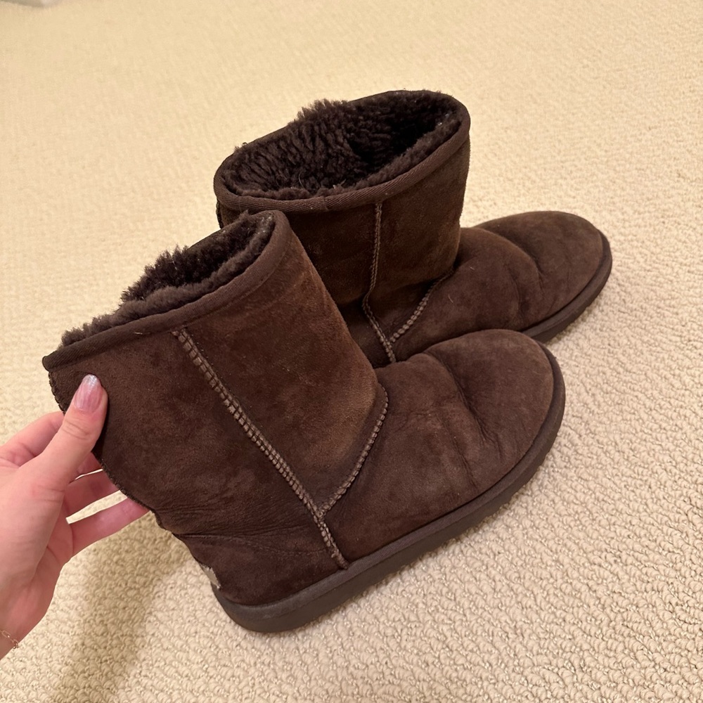 UGGs boots - Classic Short in Burnt Cedar - GIRLS size 5